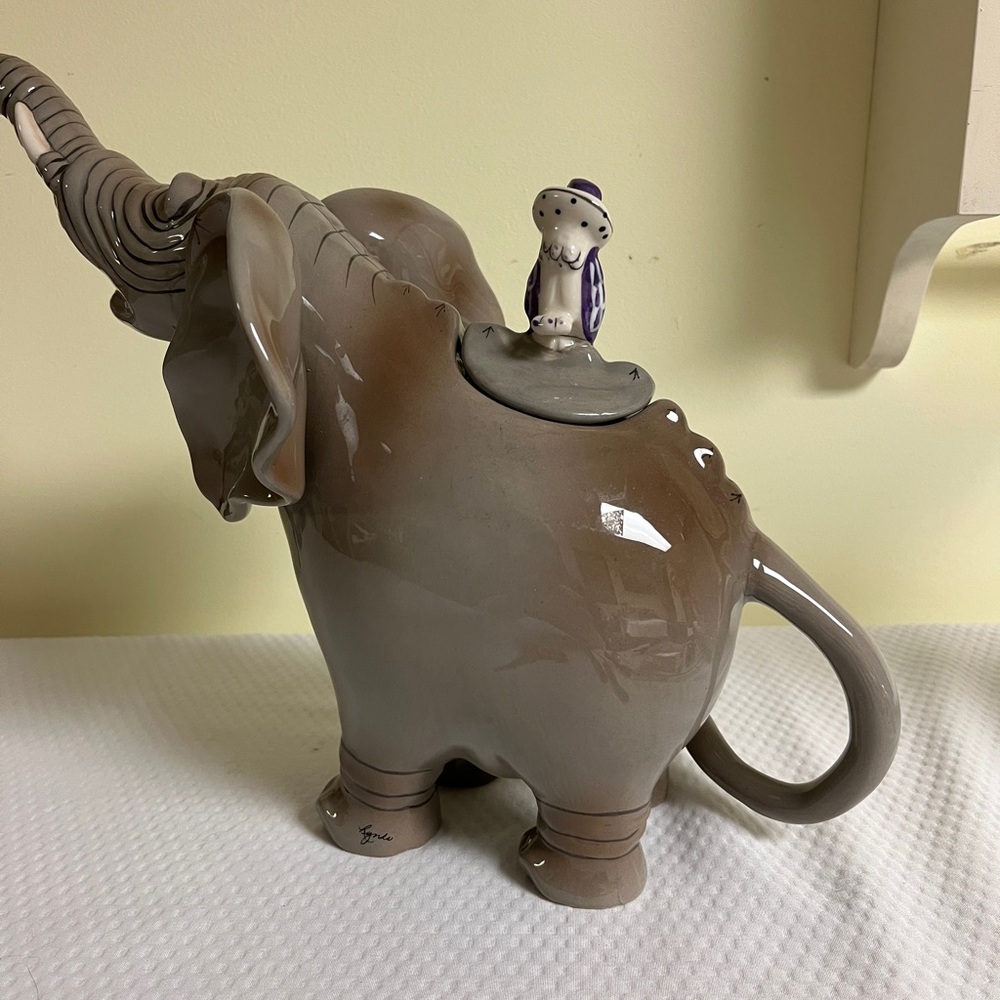 Vintage Blue Sky Elephant teapot